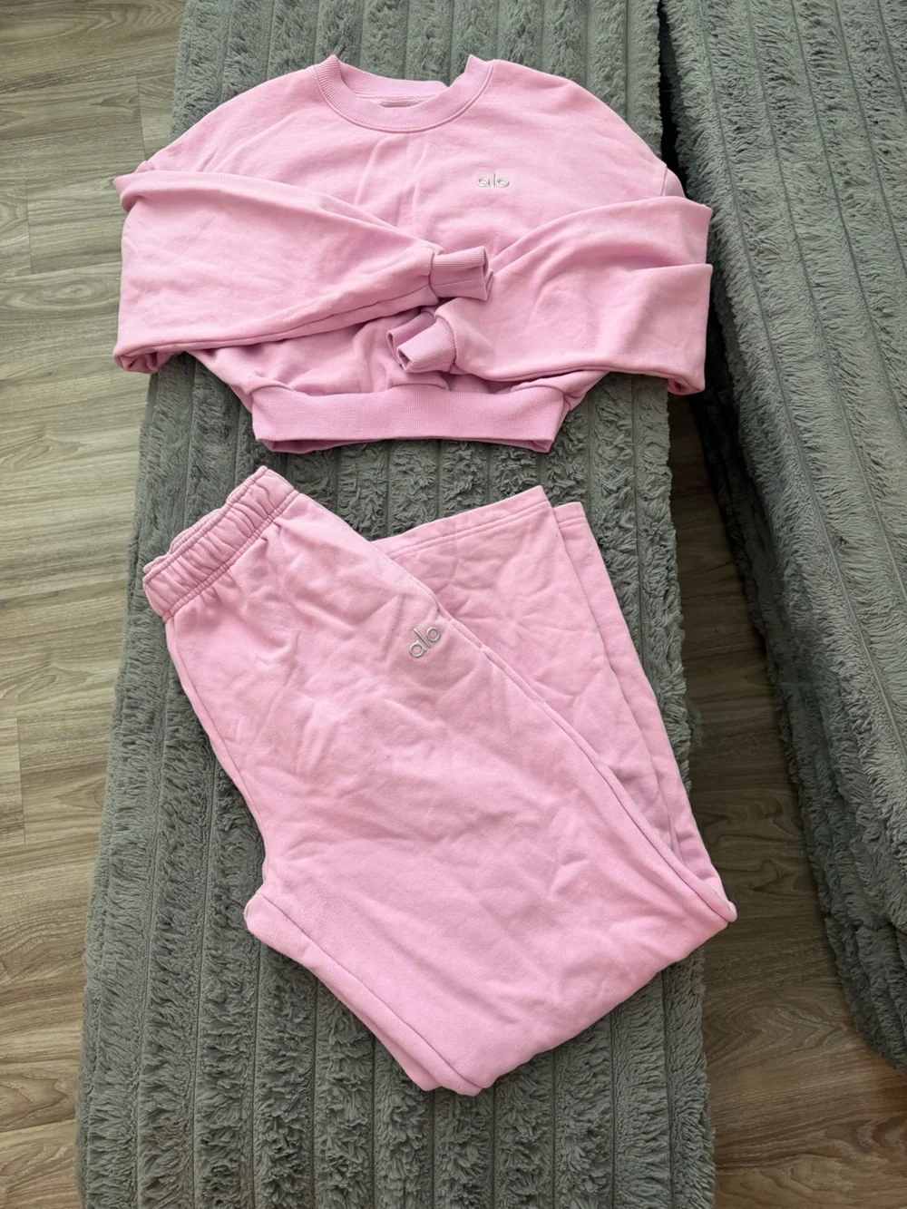 ALO Yoga candy heart pink accolade set